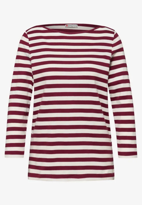 Rot-weiß gestreiftes Langarmshirt.