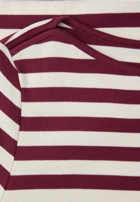 Nahaufnahme eines gestreiften Shirts in Bordeauxrot und Weiß