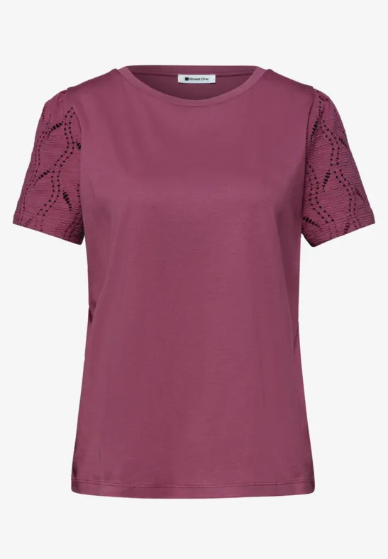 Lila T-Shirt mit kurzen, durchbrochenen Häkelärmeln und rundem Halsausschnitt