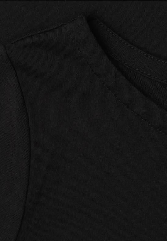 Vêtement noir en tissu doux avec couture apparente et poche