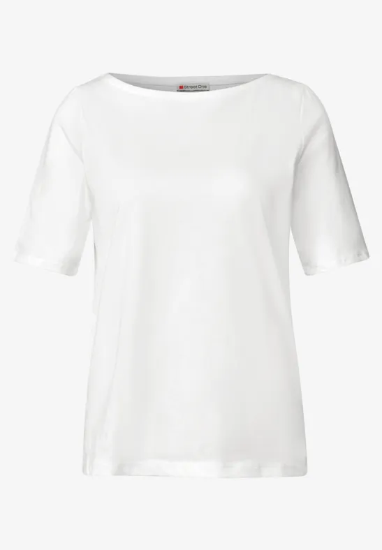 Un t-shirt blanc simple à manches courtes et encolure ronde.