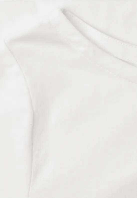 Gros plan sur un t-shirt blanc à encolure ronde avec coutures visibles