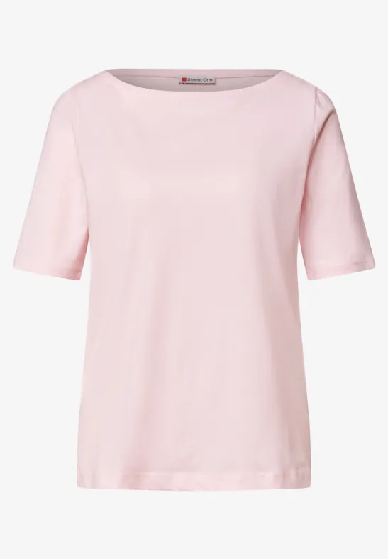 Ein schlichtes, hellrosafarbenes Damen-T-Shirt mit kurzen Ärmeln und Rundhalsausschnitt.