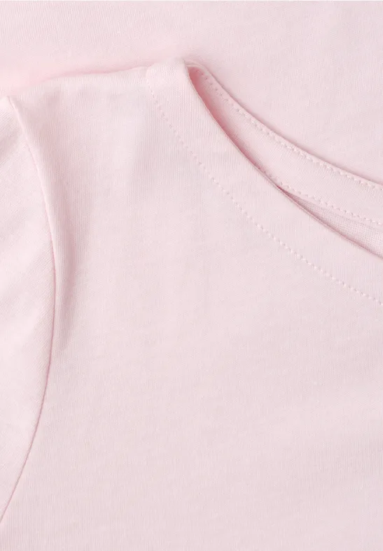 Helles rosa T-Shirt mit rundem Ausschnitt und weichem Baumwollstoff.
