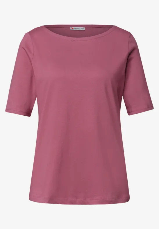 Schlichtes rosa T-Shirt mit halblangen Ärmeln vor weißem Hintergrund.