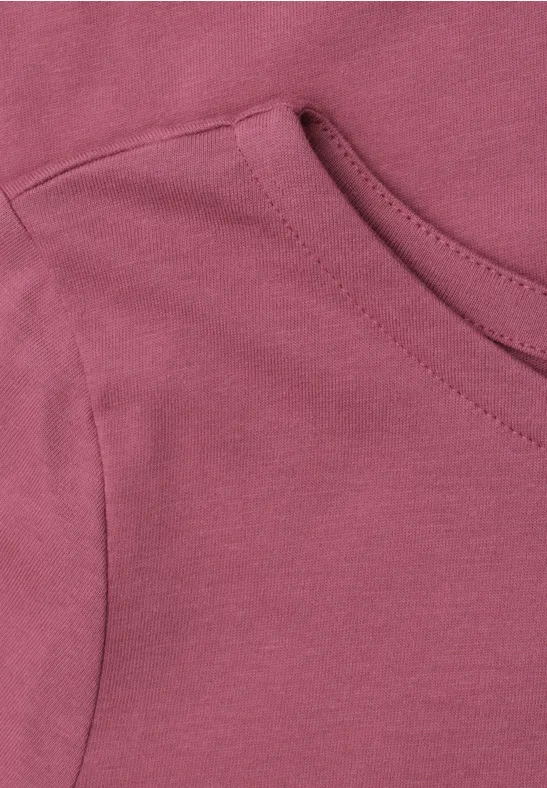 Nahaufnahme eines bordeauxroten Sweatshirts mit seitlicher Tasche und sichtbarer Naht.