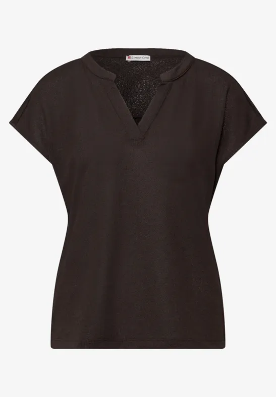Dunkelbraunes, kurzärmeliges T-Shirt mit V-Ausschnitt und lockerer Passform.