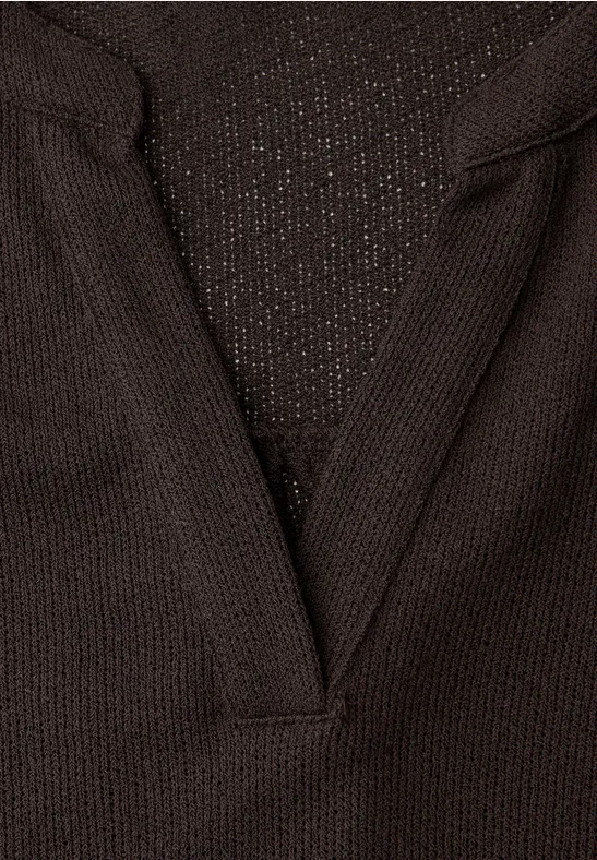 Nahaufnahme eines dunklen Strickpullovers mit V-Ausschnitt