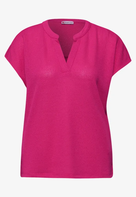 Pinkes Kurzarmshirt mit V-Ausschnitt, legerer Schnitt aus weichem Stoff.