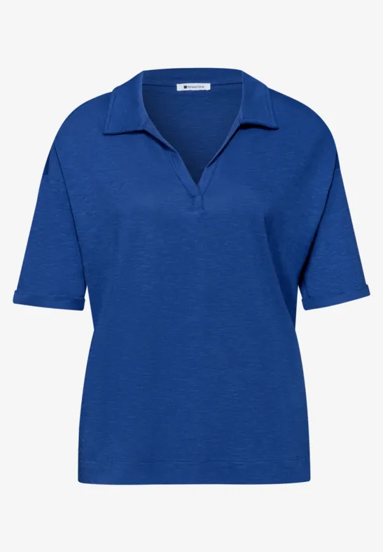 Een eenvoudig blauw poloshirt met korte mouwen en V-hals.
