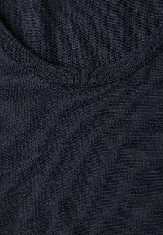 Ein schlichtes dunkelblaues T-Shirt mit Rundhalsausschnitt.