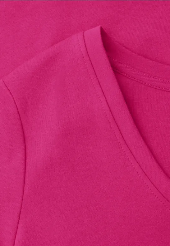Basic T-Shirt mit V-Neck in Unifarbe magenta dream