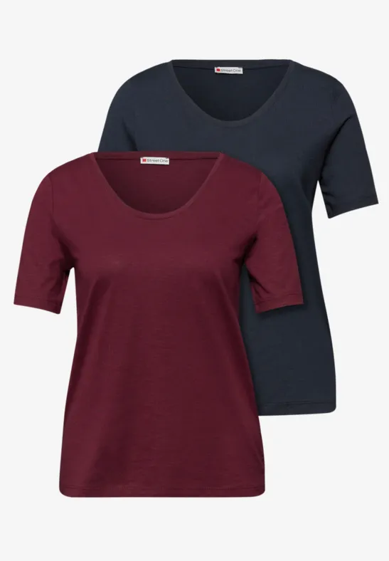 Zwei schlichte T-Shirts, eins in Burgunderrot, eins in Dunkelblau, mit kurzem Ärmel und V-Ausschnitt.