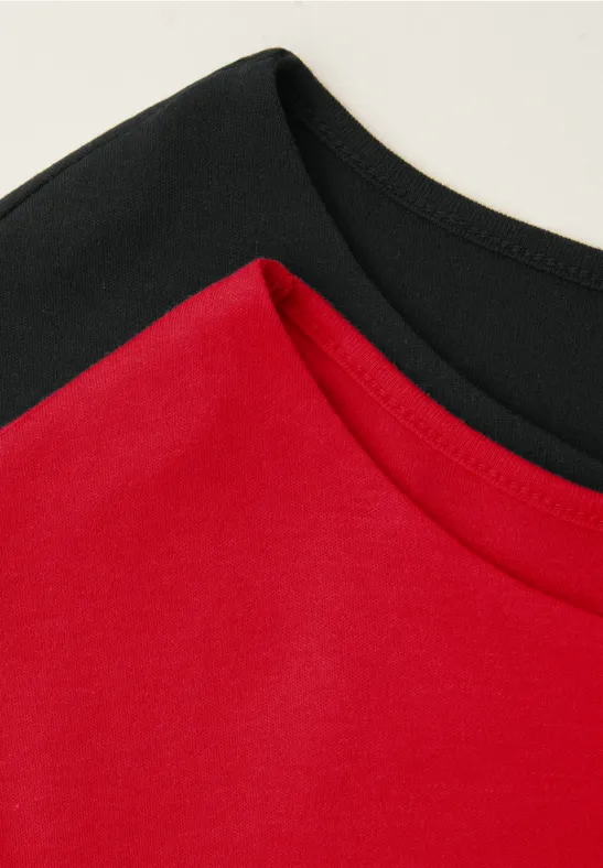 Zwei T-Shirts in Rot und Schwarz nebeneinander auf weißem Hintergrund.
