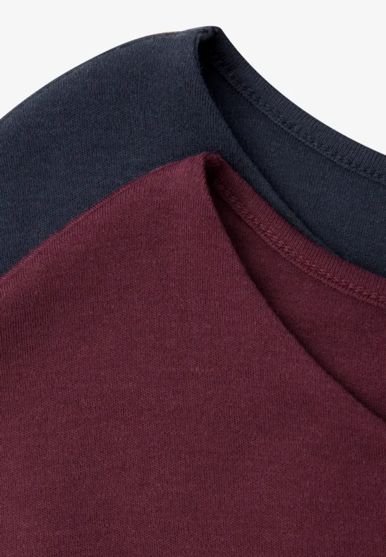 Zwei schlichte T-Shirts in Dunkelblau und Burgunderrot mit Rundhalsausschnitt.