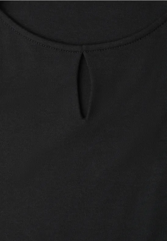 Schwarzes Top mit Rundhals und kleinem Tropfen-Ausschnitt