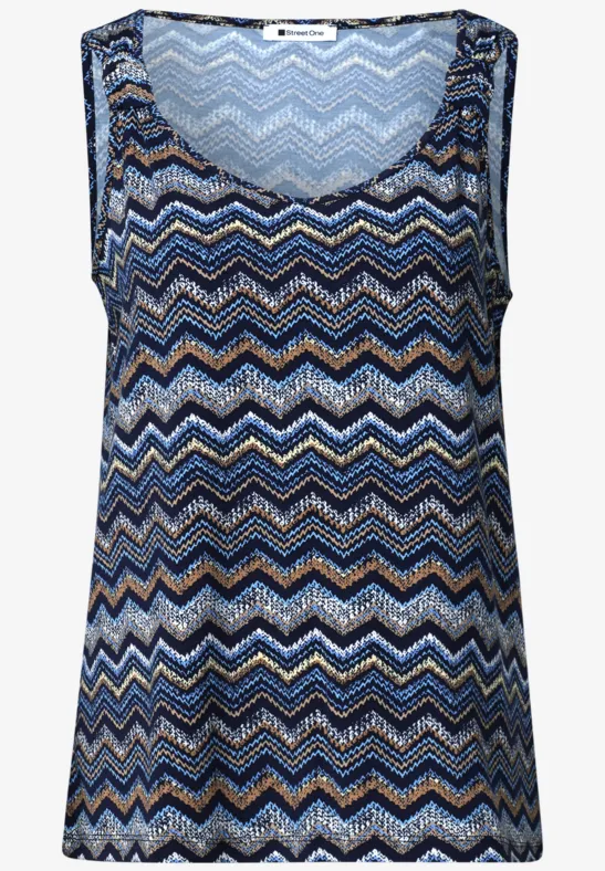Dames mouwloos topje met blauw zigzagpatroon en V-hals.