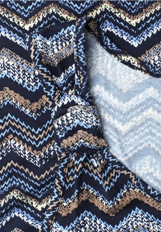 Close-up van een stof met blauw-zwart-beige zigzagpatroon