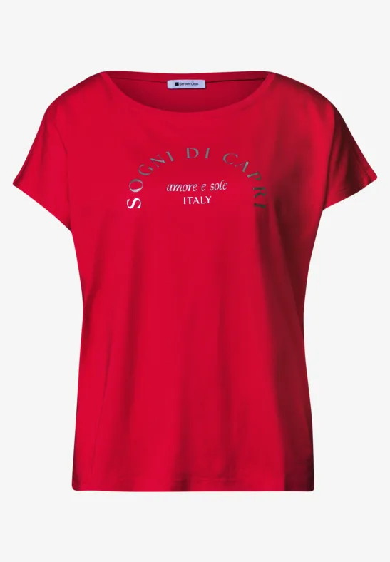 Rood dames-T-shirt met Italiaanse tekst 'Sogni di Casa' en 'since 1984 Italy'.