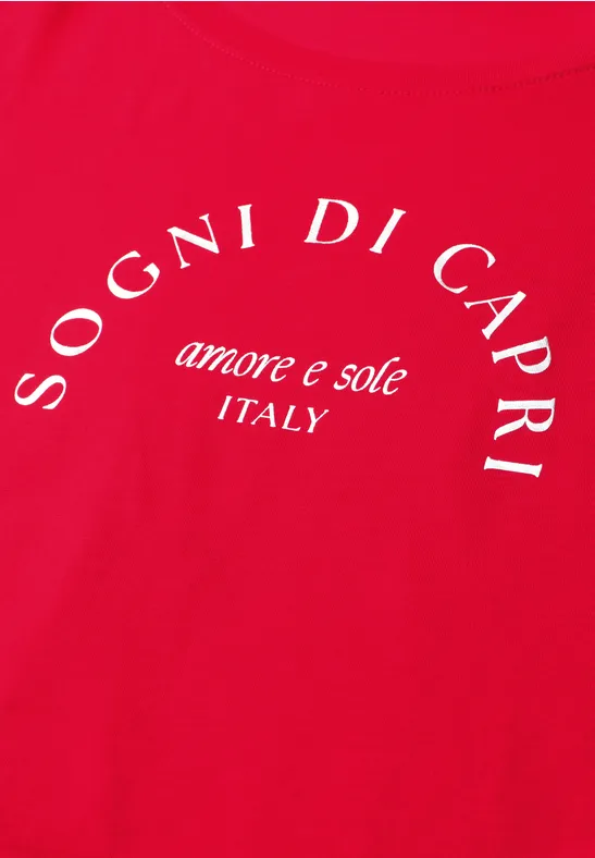 Een rood T-shirt met witte tekst 'Sogni di Capri, amore e sole Italy'.