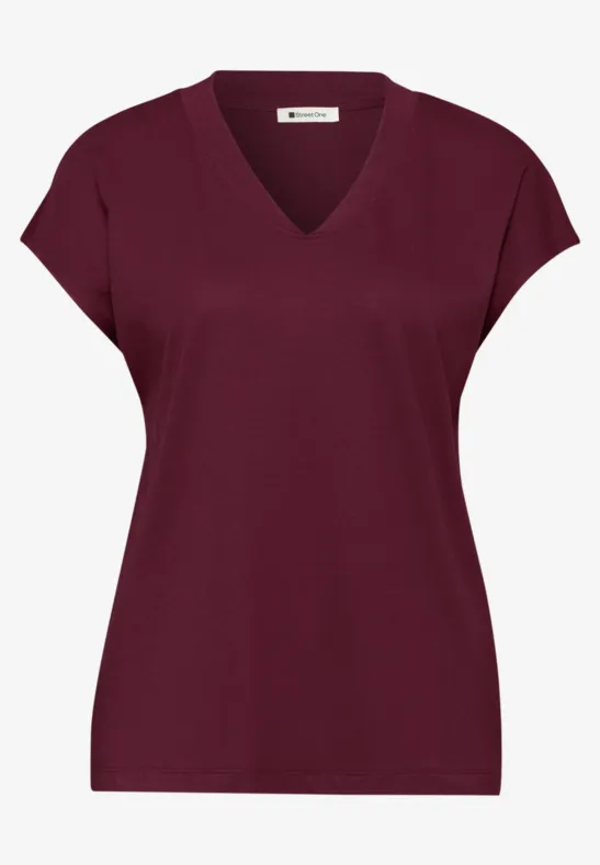 Dunkelrotes Damen-Shirt mit V-Ausschnitt und überschnittenen Schultern.