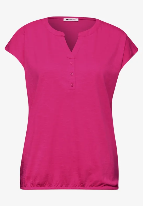 Fuchsiafarbenes Damen-Shirt mit kurzen Ärmeln, durchgeknöpftem V-Ausschnitt und elastischem Saum.