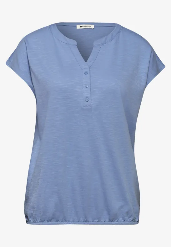 Hellblaues Damen-Shirt mit kurzen Ärmeln, Rundhalsausschnitt, Knopfleiste und elastischem Saum.