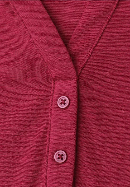 Rotes Strickcardigan mit V-Ausschnitt und zwei Knöpfen.
