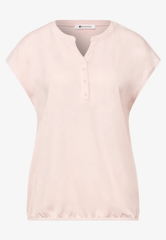 Lockeres, hellrosa Damen-Shirt mit kurzen Ärmeln, Knopfleiste am Ausschnitt und elastischem Saum.
