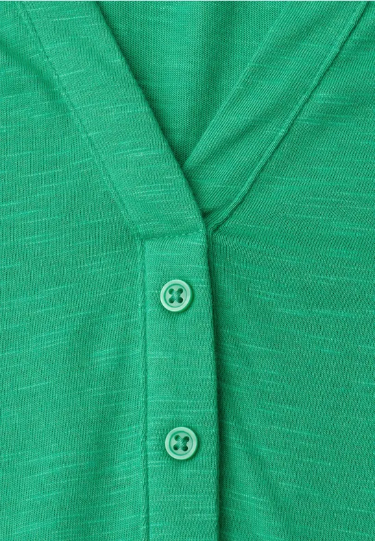 Grüne Strickjacke mit V-Ausschnitt und zwei Knöpfen.