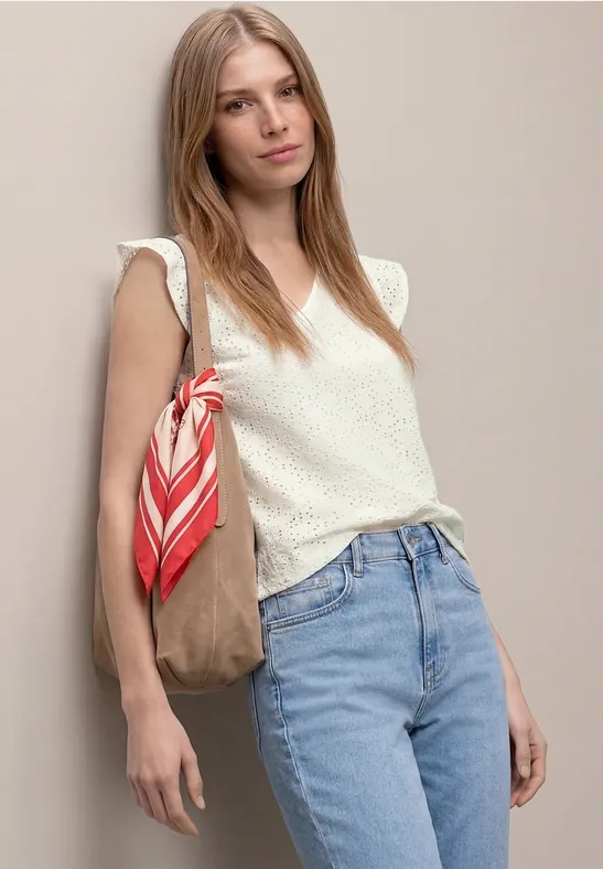 Top mit V-Neck und Lochspitze off white