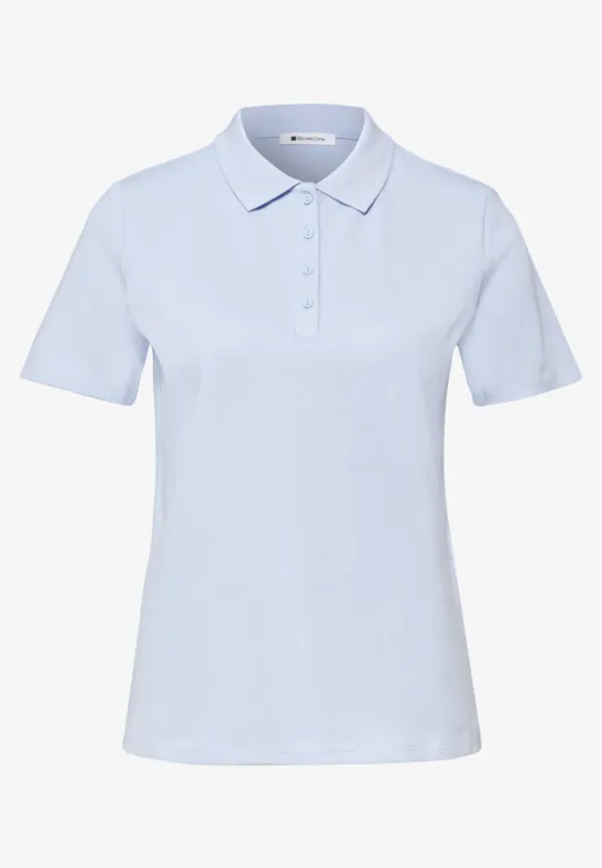 Hellblaues kurzärmeliges Poloshirt mit Knopfleiste und klassischem Kragen.