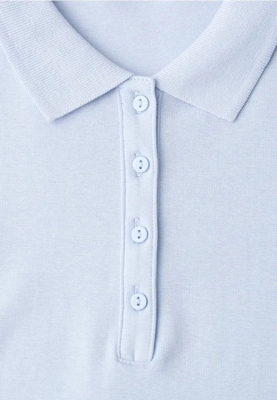Hellblaues Polohemd mit Polokragen und Knopfleiste