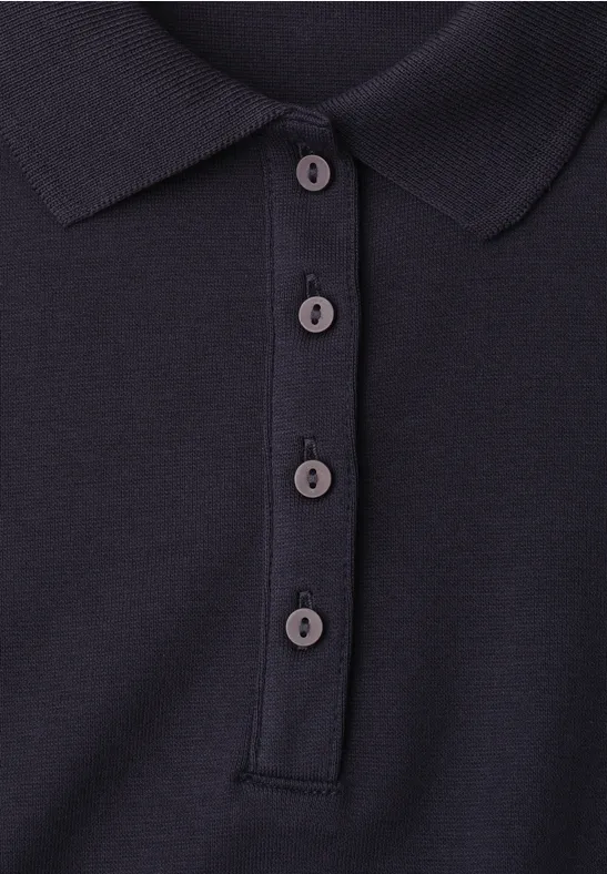 Polo noir avec patte de boutonnage et quatre boutons.