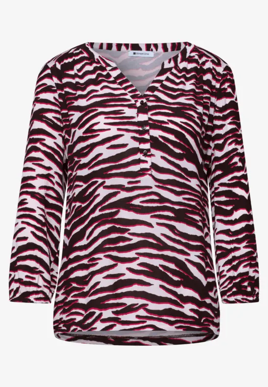 Rote und weiße Zebrastreifen-Bluse mit V-Ausschnitt und 3/4-Ärmeln.