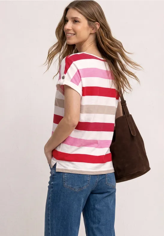 Vrouw van achteren met roze-wit gestreept shirt, spijkerbroek en een bruine schoudertas.