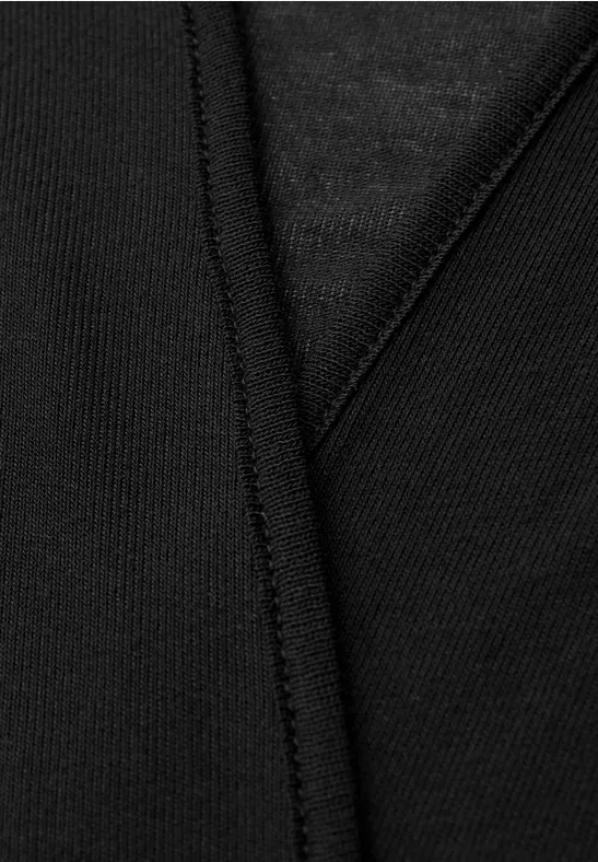 Nahaufnahme einer schwarzen Jacke mit Reißverschluss