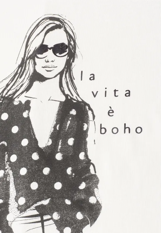 Schwarz-weiß Grafik einer Frau in gepunkteter Bluse vor dem Schriftzug „la vita è boho“.