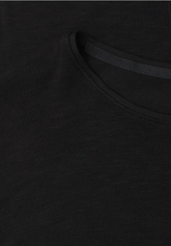 Schwarzes T-Shirt mit Rundhalsausschnitt und feiner Struktur.