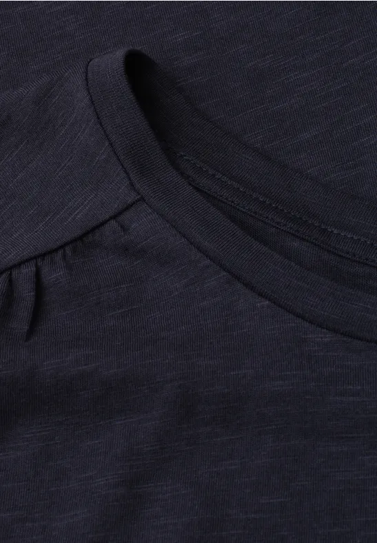 Donkerblauw T-shirt van gestructureerde stof, zichtbare halslijn en stiknaaddetails.