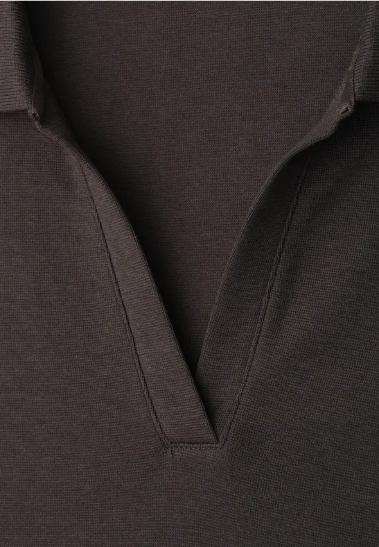 Dunkelbrauner V-Ausschnitt aus weichem Strickstoff