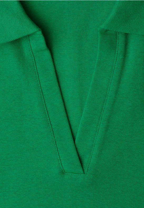 T-shirt vert col V avec petit revers.