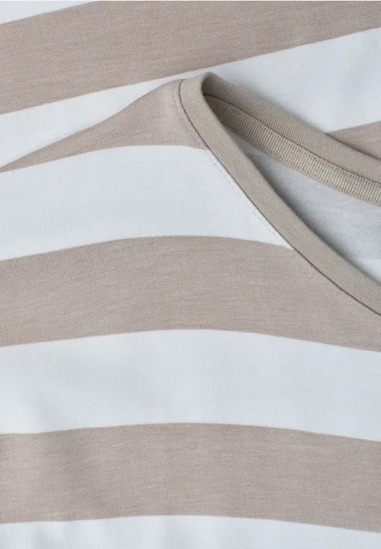Gros plan d’un t-shirt rayé beige et blanc à col rond.