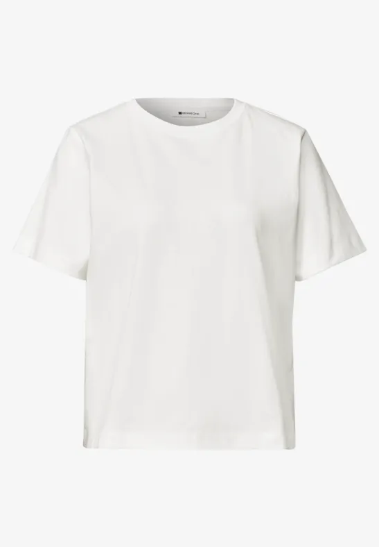 Un t-shirt blanc simple à col rond avec manches courtes.