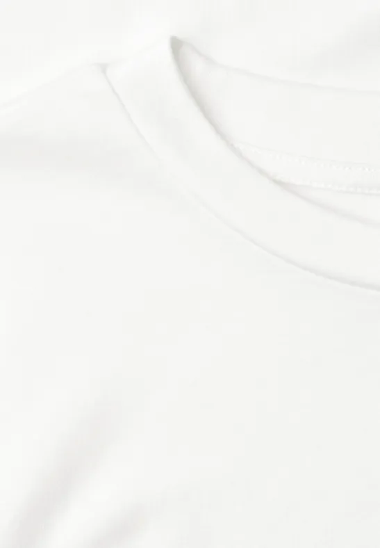 Nahaufnahme eines weißen T-Shirts mit rundem Ausschnitt und feiner Naht.