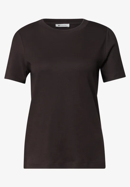Un T-shirt noir basique à manches courtes avec un col rond.
