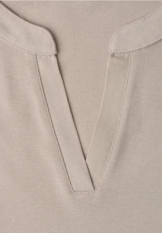 Beige Shirt mit dekorativem V-Ausschnitt und Nahtdetails