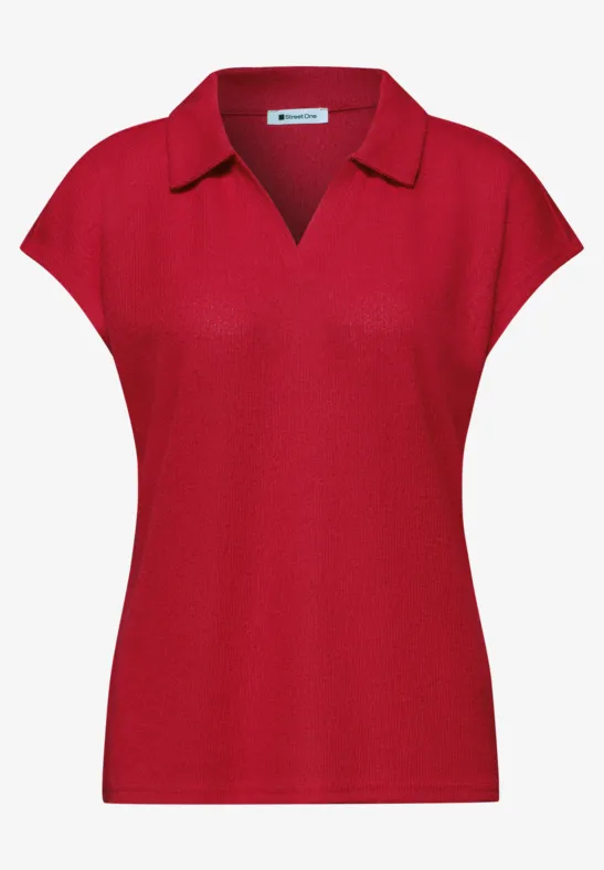 Rotes kurzärmeliges Poloshirt aus leichtem Stoff.