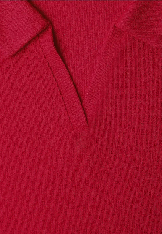 Rotes Strickkleidungsstück mit V-Ausschnitt und feiner Struktur