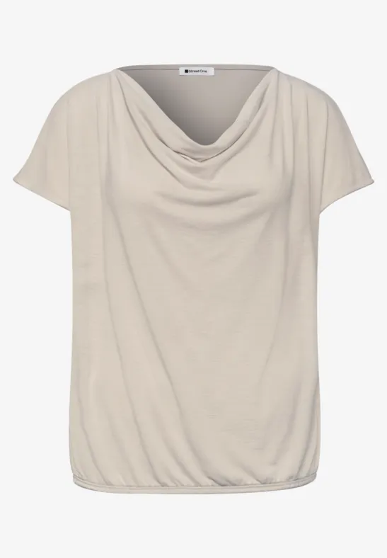 Beiges Damen-T-Shirt mit Wasserfallausschnitt, kurzen Ärmeln und leicht gerafftem Saum.